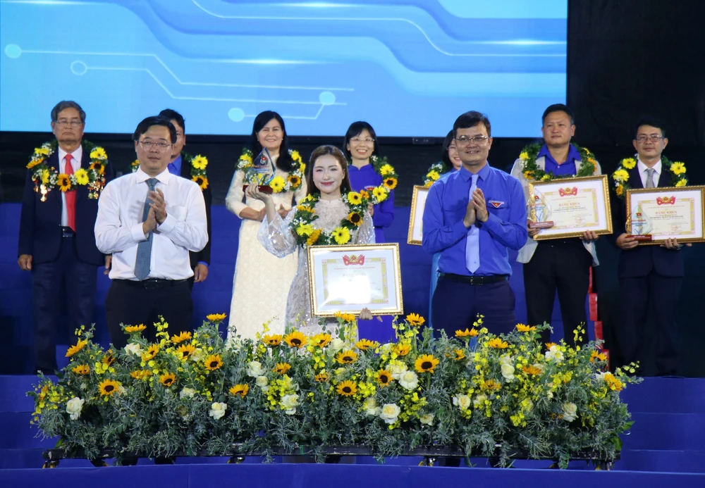 Ca sĩ Hòa Minzy nhận Giải thưởng 'Tình nguyện Quốc gia' năm 2025 - Ảnh 2. Ca sĩ Hòa Minzy nhận Giải thưởng 'Tình nguyện Quốc gia' năm 2025 - Ảnh 2.