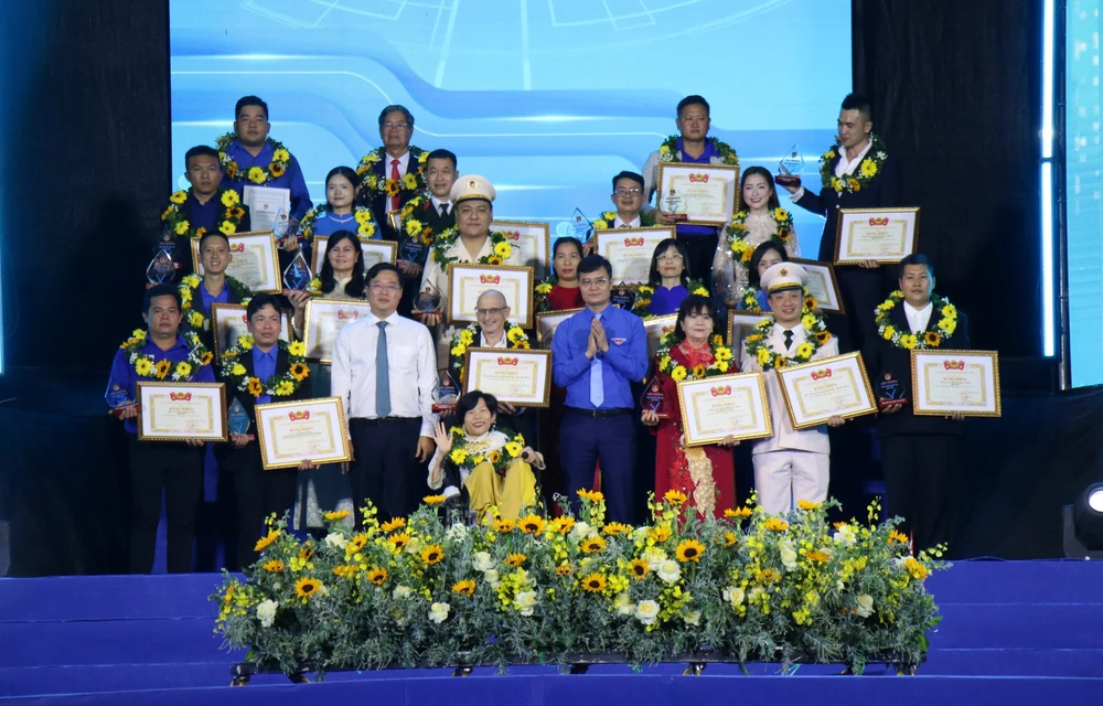 Ca sĩ Hòa Minzy nhận Giải thưởng 'Tình nguyện Quốc gia' năm 2025 - Ảnh 1. Ca sĩ Hòa Minzy nhận Giải thưởng 'Tình nguyện Quốc gia' năm 2025 - Ảnh 1.