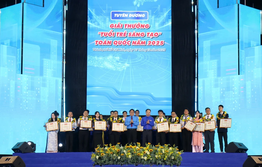 Ca sĩ Hòa Minzy nhận Giải thưởng 'Tình nguyện Quốc gia' năm 2025 - Ảnh 3. Ca sĩ Hòa Minzy nhận Giải thưởng 'Tình nguyện Quốc gia' năm 2025 - Ảnh 3.