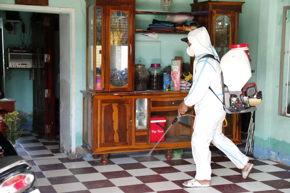 Khẩn trương phun hóa chất khử khuẩn, tiêu diệt mầm bệnh sau mưa lũ - Ảnh 2. Khẩn trương phun hóa chất khử khuẩn, tiêu diệt mầm bệnh sau mưa lũ - Ảnh 2.