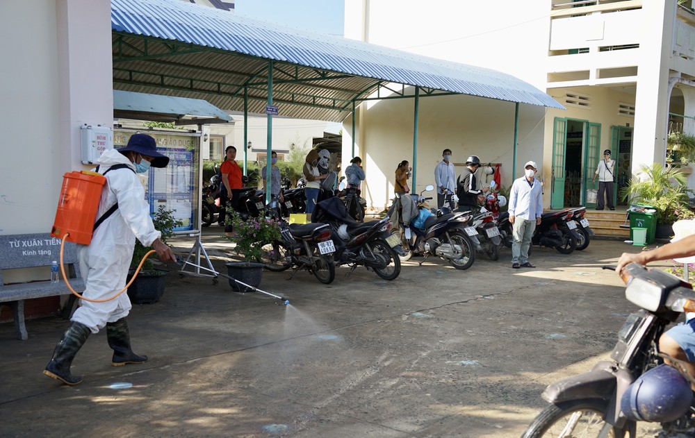 Khẩn trương phun hóa chất khử khuẩn, tiêu diệt mầm bệnh sau mưa lũ - Ảnh 1. Khẩn trương phun hóa chất khử khuẩn, tiêu diệt mầm bệnh sau mưa lũ - Ảnh 1.