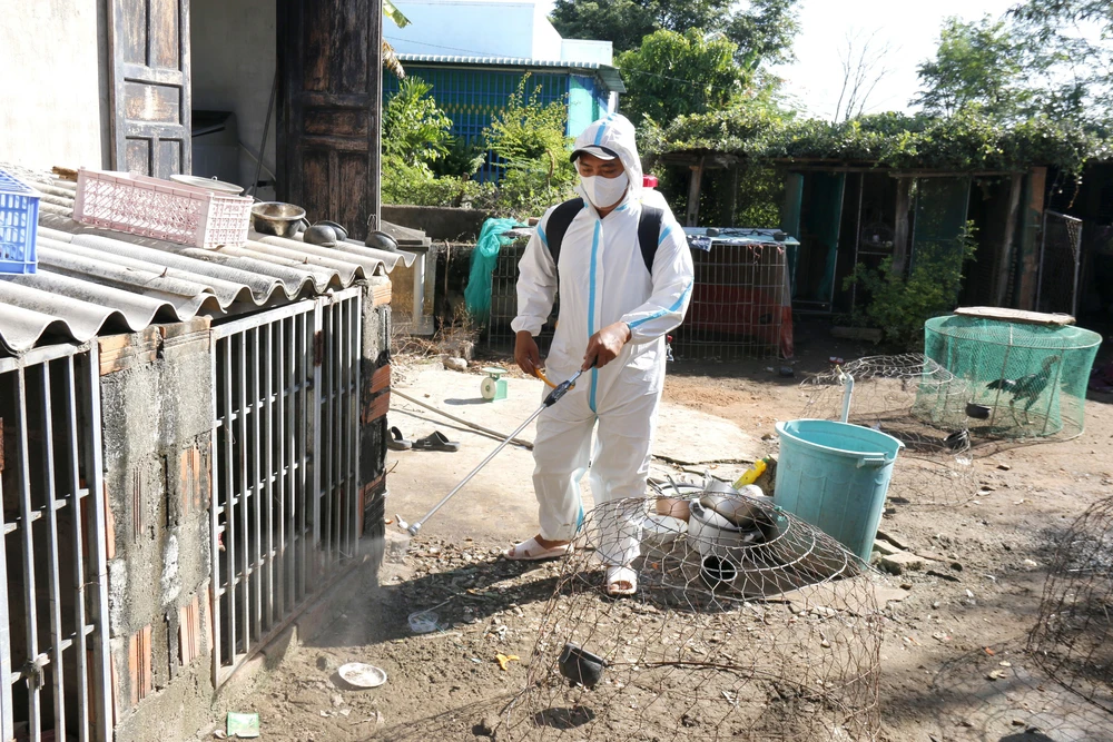 Khẩn trương phun hóa chất khử khuẩn, tiêu diệt mầm bệnh sau mưa lũ - Ảnh 3. Khẩn trương phun hóa chất khử khuẩn, tiêu diệt mầm bệnh sau mưa lũ - Ảnh 3.