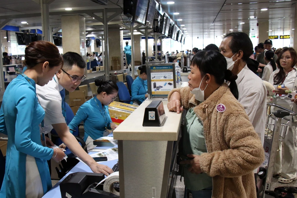 Nhiều chặng bay dài dịp cuối năm bắt đầu khan vé phổ thông - Ảnh 1.