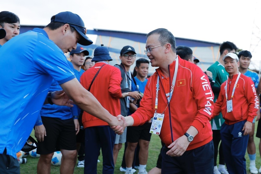 Trưởng đoàn Thể thao Việt Nam động viên thầy, trò HLV Kim Sang Sik - Ảnh 1. Trưởng đoàn Thể thao Việt Nam động viên thầy, trò HLV Kim Sang Sik - Ảnh 1.