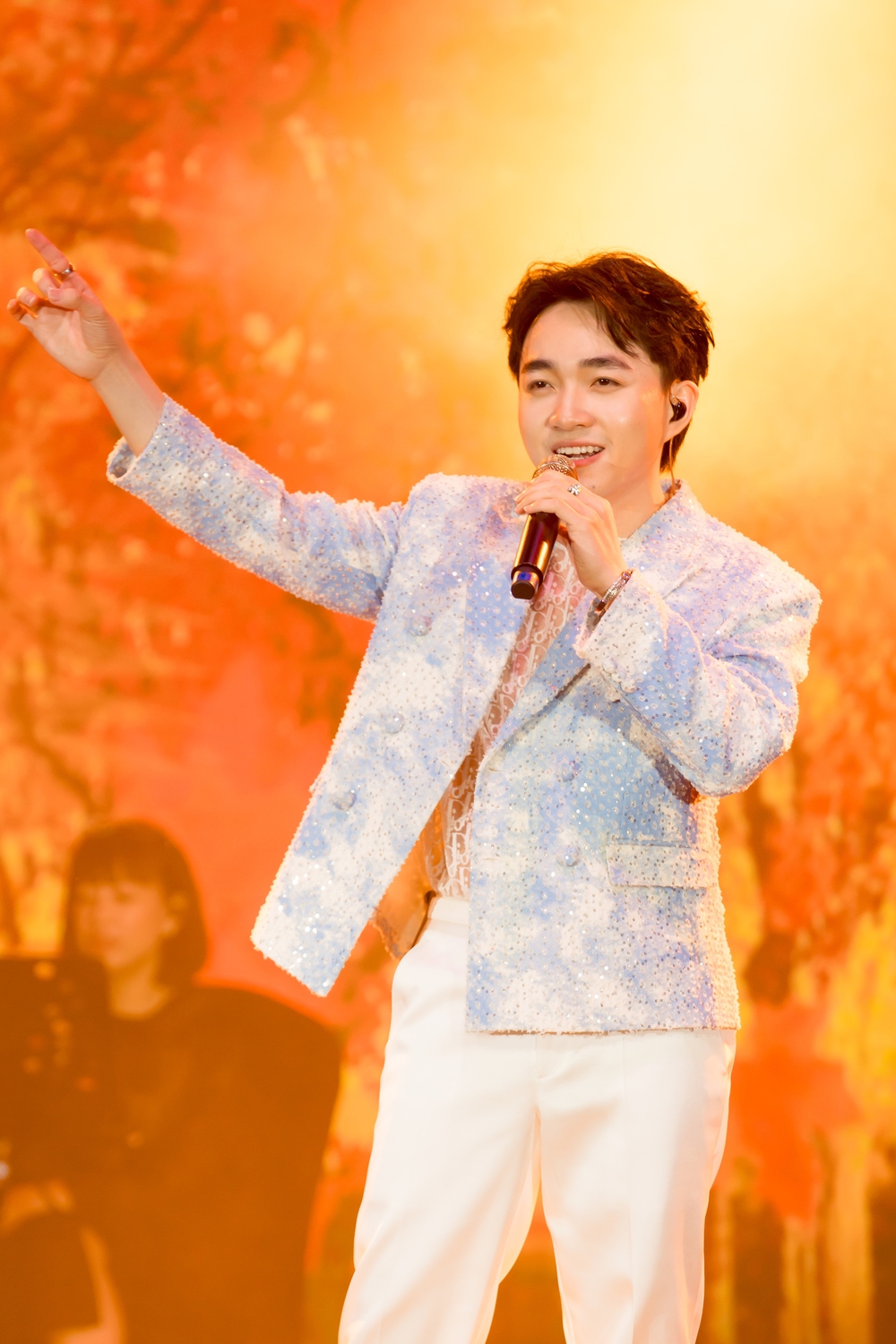 Ca sĩ Trung Quang xúc động vi đêm nhạc cá nhân chật kín khán giả - Ảnh 1. Ca sĩ Trung Quang xúc động vi đêm nhạc cá nhân chật kín khán giả - Ảnh 1.