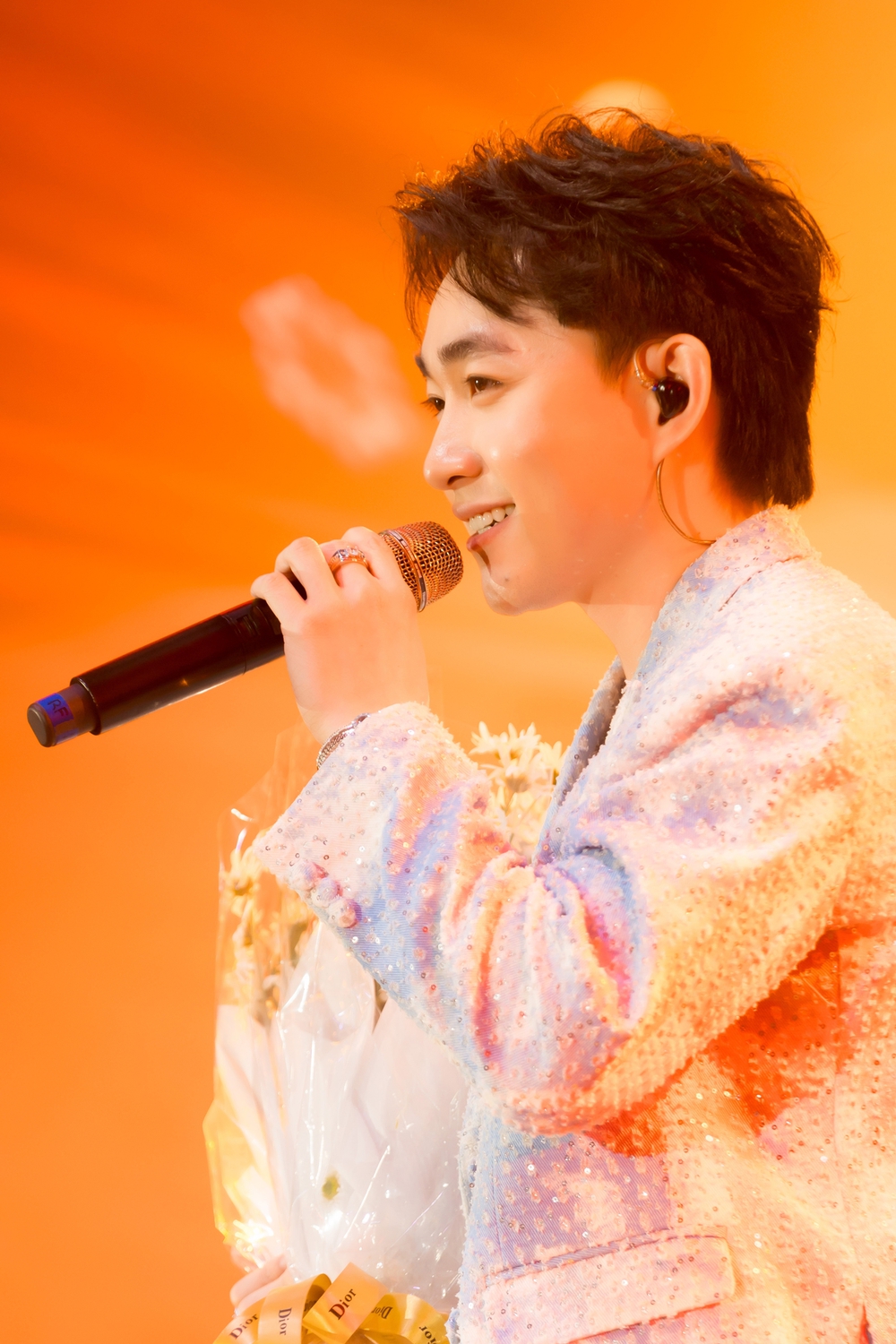 Ca sĩ Trung Quang xúc động vi đêm nhạc cá nhân chật kín khán giả - Ảnh 2. Ca sĩ Trung Quang xúc động vi đêm nhạc cá nhân chật kín khán giả - Ảnh 2.