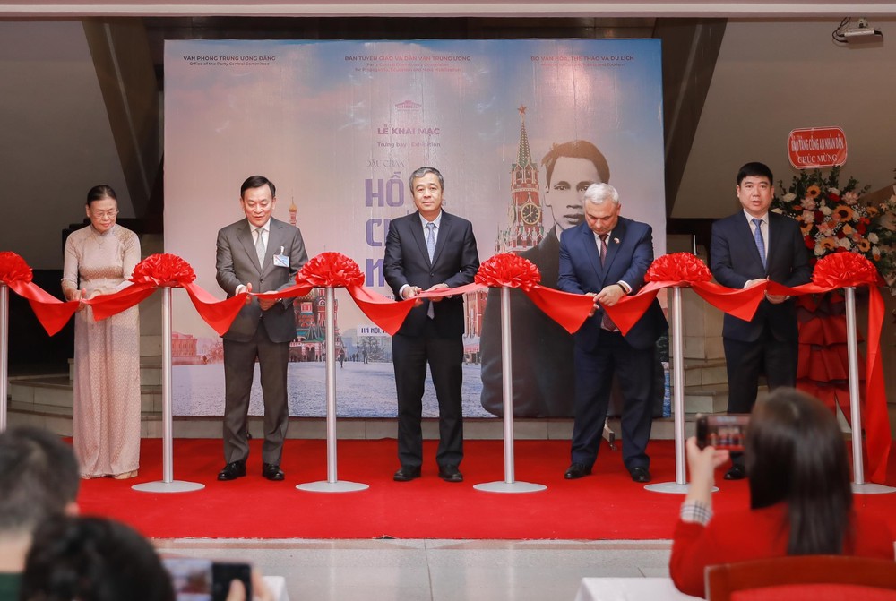 Khai mạc trưng bày chuyên đề “Dấu chân Hồ Chí Minh trên quê hương Cách mạng Tháng Mười&quot; - Ảnh 1.