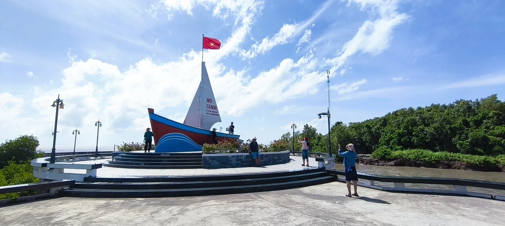 Phát triển Khu du lịch quốc gia Mũi Cà Mau theo hướng "xanh, bền vững" - Ảnh 3. Phát triển Khu du lịch quốc gia Mũi Cà Mau theo hướng "xanh, bền vững" - Ảnh 3.