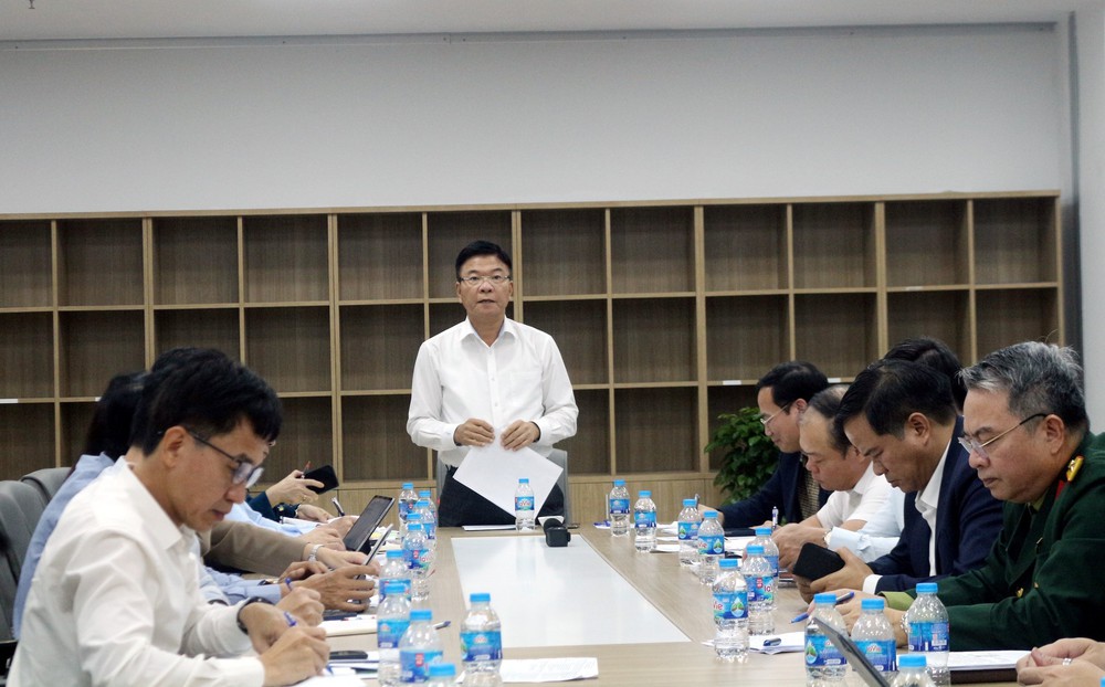 Phó Thủ tướng Lê Thành Long kiểm tra tiến độ Dự án cơ sở 2 Bệnh viện Bạch Mai và Bệnh viện Hữu nghị Việt Đức - Ảnh 4.