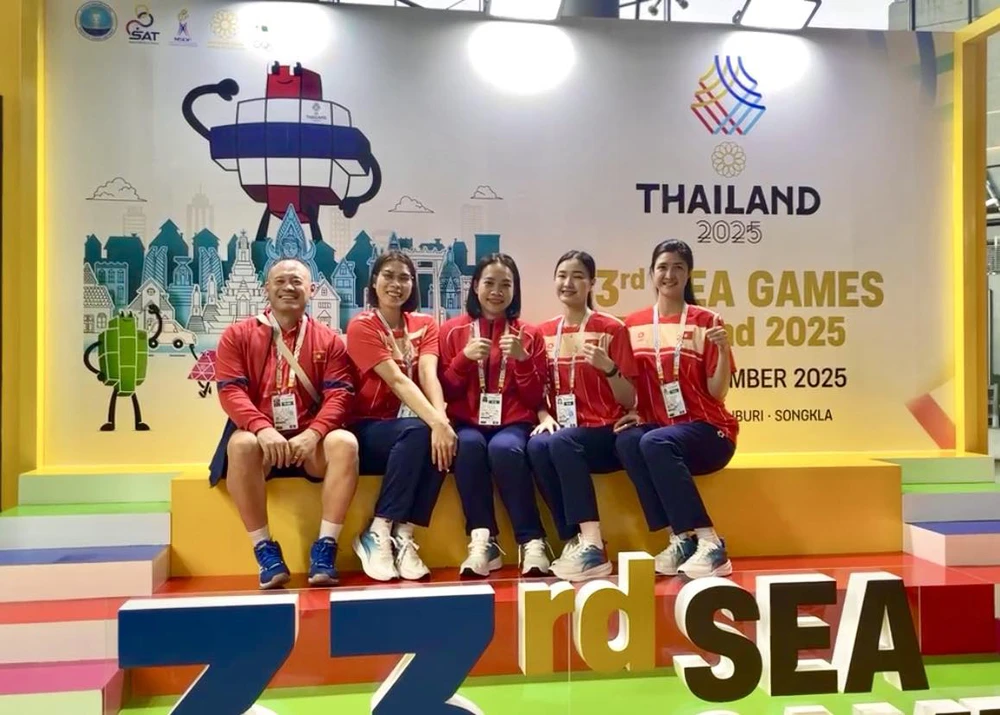 Một số thành viên của đội tuyển bóng chuyền nữ Việt Nam chụp ảnh kỷ niệm ngay khi đặt chân đến Thái Lan tham dự SEA Games 2025