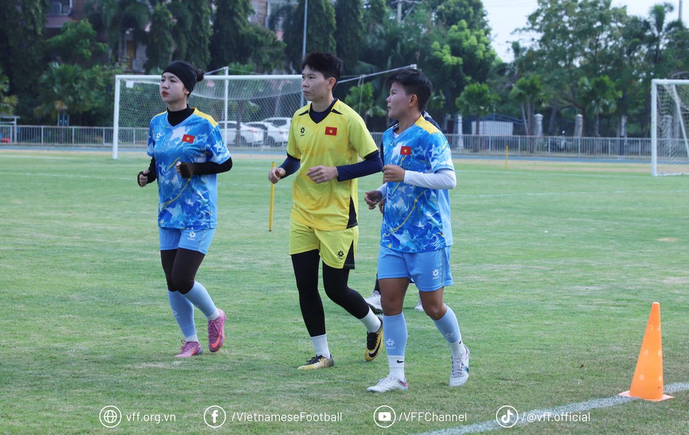 Gạt đi nỗi buồn, đội tuyển nữ Việt Nam xốc tinh thần quyết đấu Myanmar - Ảnh 1. Gạt đi nỗi buồn, đội tuyển nữ Việt Nam xốc tinh thần quyết đấu Myanmar - Ảnh 1.