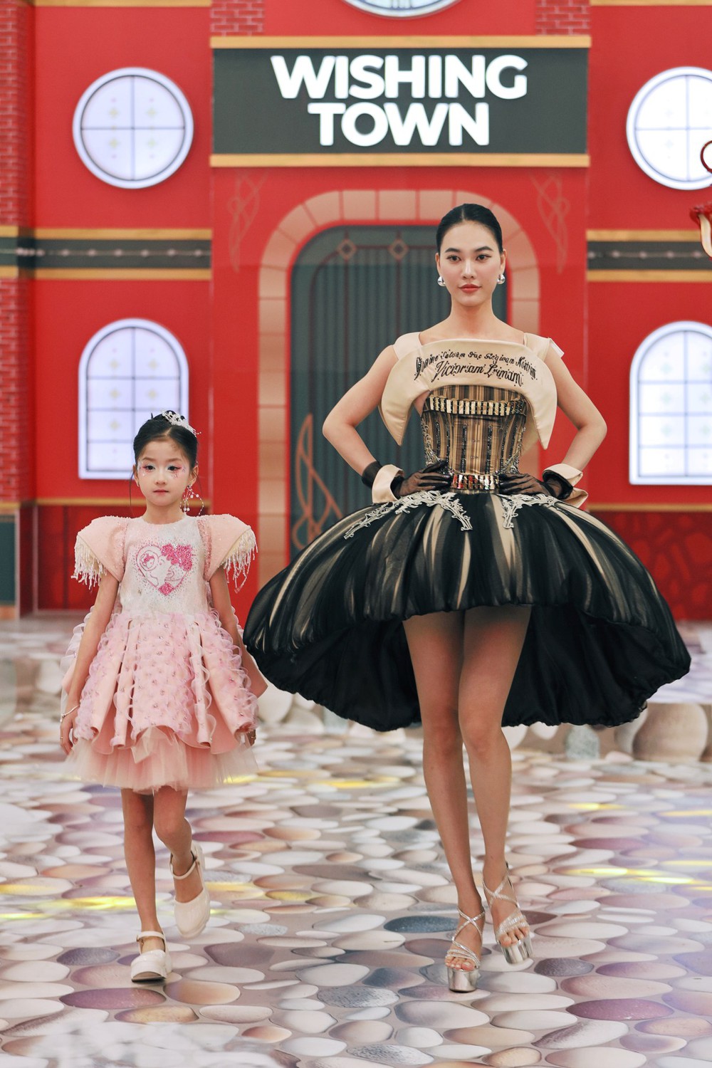 Á hậu Thu Thảo góp mặt trong show thời trang của sinh viên Tôn Đức Thắng - Ảnh 1. Á hậu Thu Thảo góp mặt trong show thời trang của sinh viên Tôn Đức Thắng - Ảnh 1.