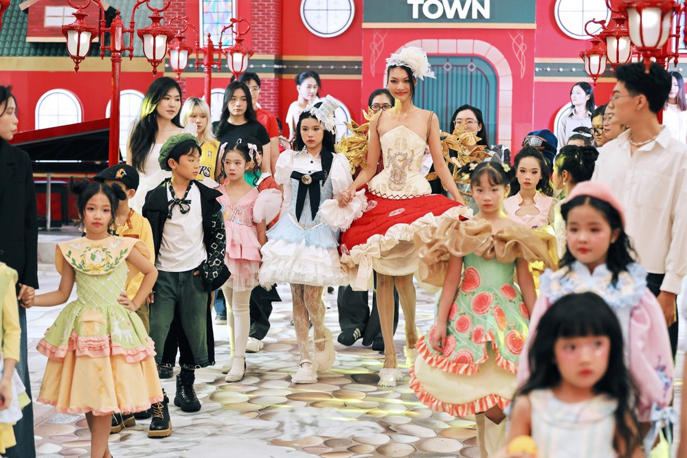 Á hậu Thu Thảo góp mặt trong show thời trang của sinh viên Tôn Đức Thắng - Ảnh 2. Á hậu Thu Thảo góp mặt trong show thời trang của sinh viên Tôn Đức Thắng - Ảnh 2.