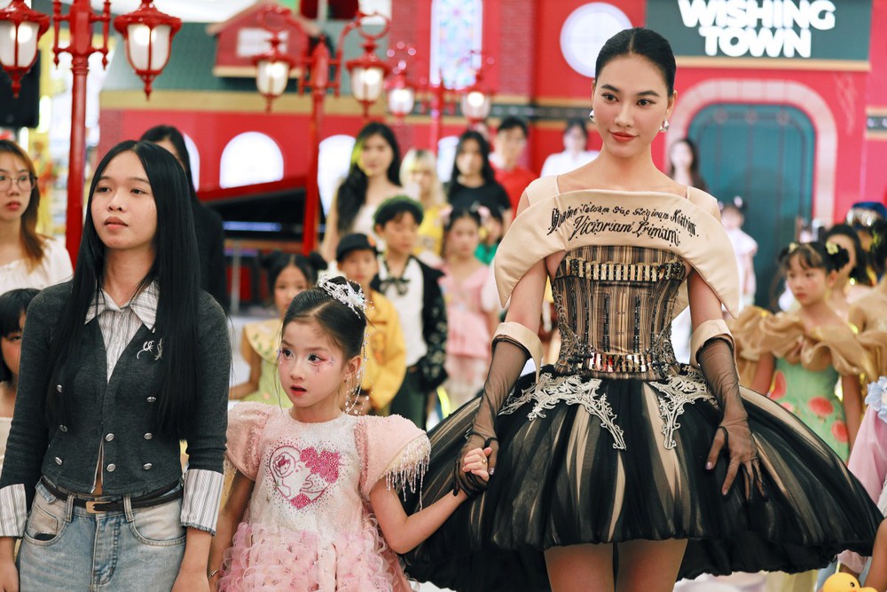 Á hậu Thu Thảo góp mặt trong show thời trang của sinh viên Tôn Đức Thắng - Ảnh 3. Á hậu Thu Thảo góp mặt trong show thời trang của sinh viên Tôn Đức Thắng - Ảnh 3.