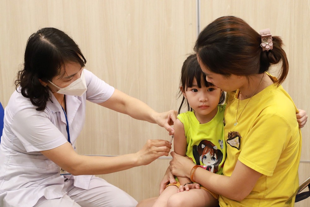 Hà Nội triển khai chiến dịch tiêm vaccine sởi cho trẻ dưới 9 tháng tuổi - Ảnh 1.