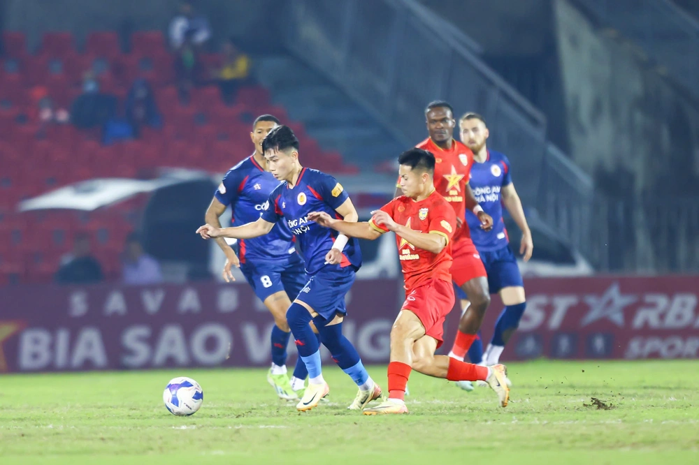 Bóng lăn trên bàn phím: CĐV kêu gọi V-League nên có tiêu chuẩn về sân thi đấu - Ảnh 1.