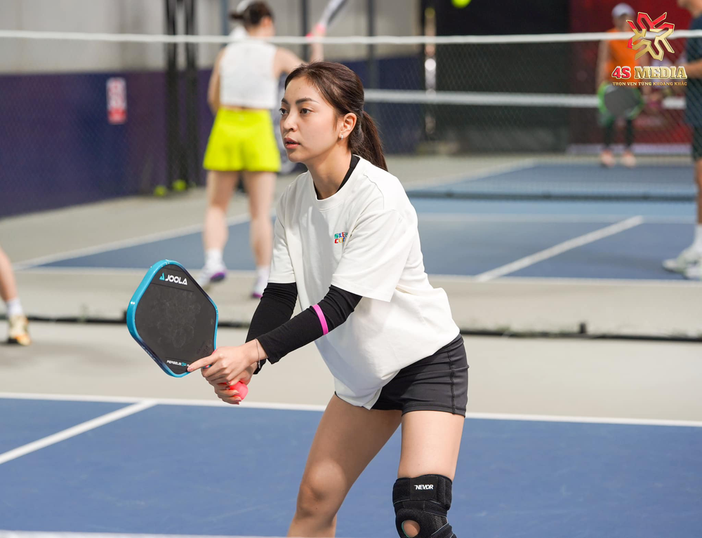 Nàng thơ của 'mối tình năm 17 tuổi' hot nhất làng bóng đá Việt Nam tái xuất trên sân pickleball, nhan sắc gây chú ý - Ảnh 1.