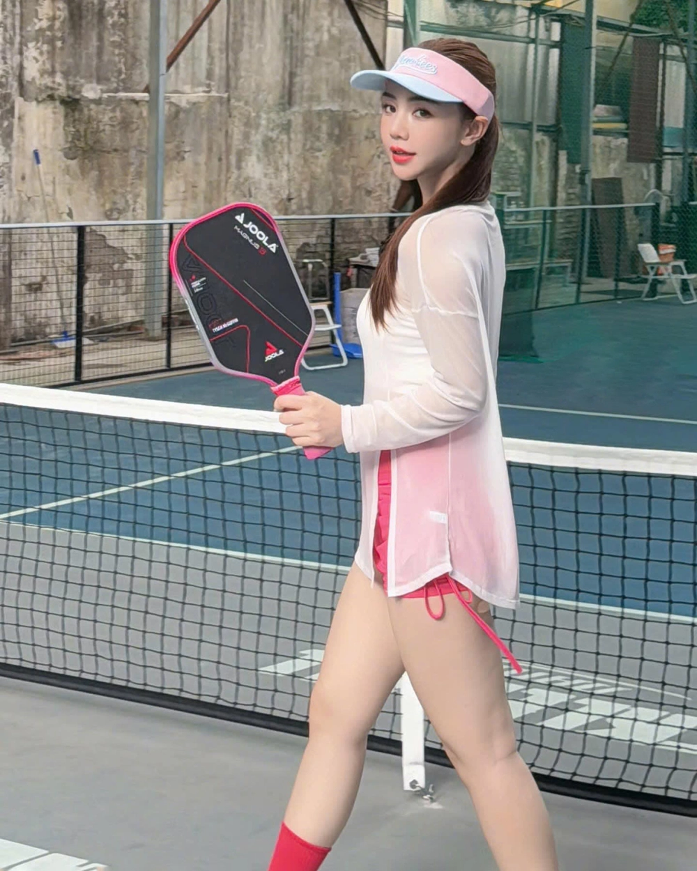 Những trang phục không phù hợp khi chơi pickleball, mặc gì để đảm bảo an toàn và hiệu quả khi thi đấu - Ảnh 2.