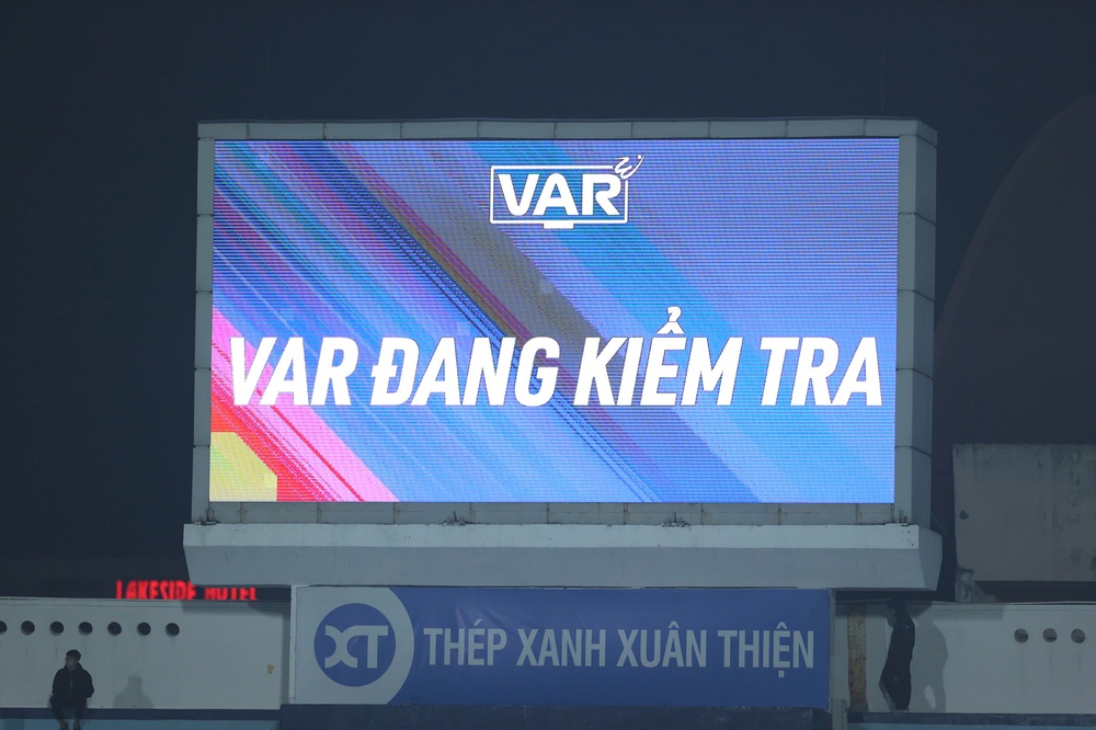 Tin nóng bóng đá Việt hôm nay 15/2: HLV Popov ‘nổi’ hơn cả tuyển thủ dự AFF Cup; Trọng tài FIFA bắt trận cầu đinh giải hạng Nhất - Ảnh 2.