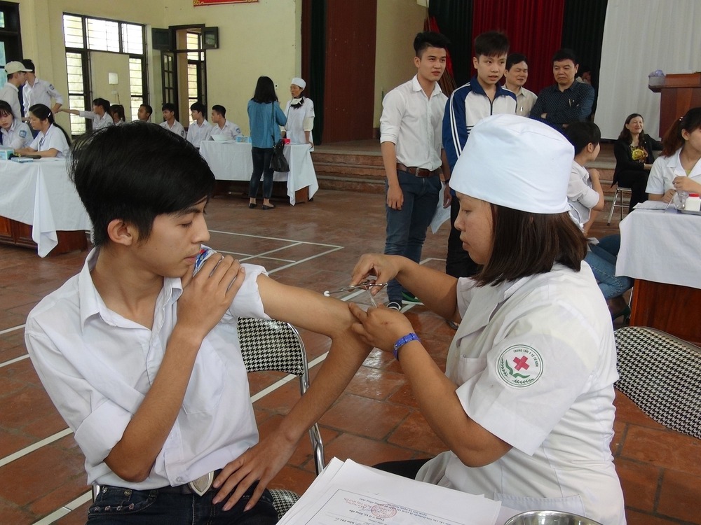 Các tỉnh, thành phố khẩn trương tổ chức chiến dịch tiêm vaccine phòng sởi - Ảnh 1.