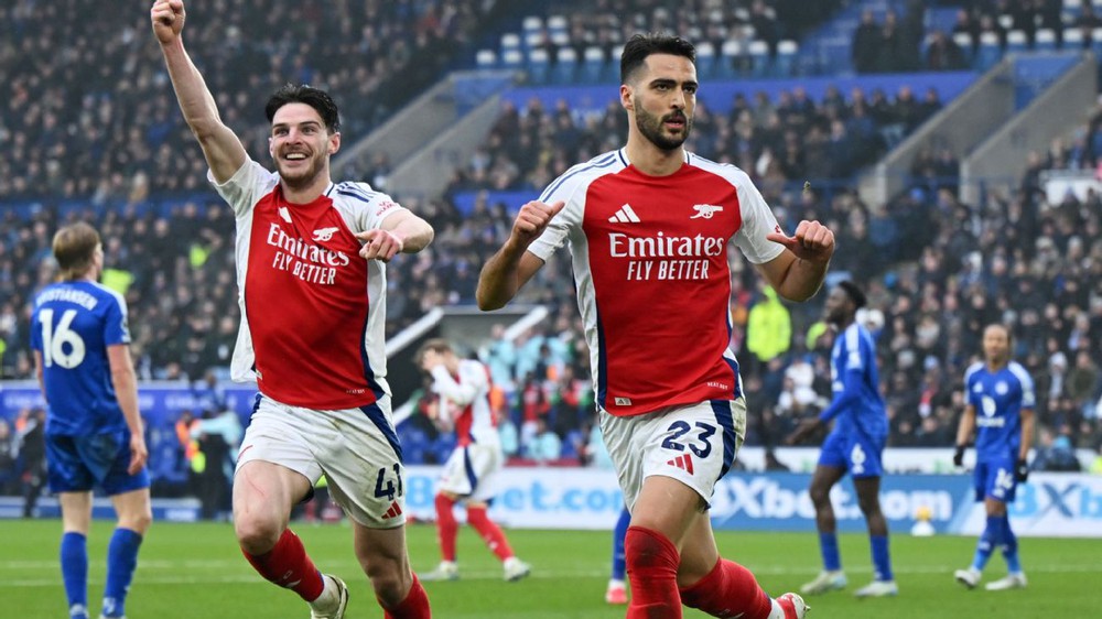 Trung phong bất đắc dĩ giúp Arsenal đánh bại Leicester, thu hẹp khoảng cách với Liverpool - Ảnh 1.