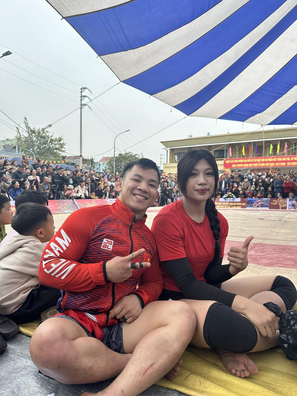 'Hot girl đấu vật' Anh Thơ nhấc bổng nhà vô địch Jiujitsu thế giới Việt Nam để giành chiến thắng, CĐV đồng loạt lên tiếng - Ảnh 4.