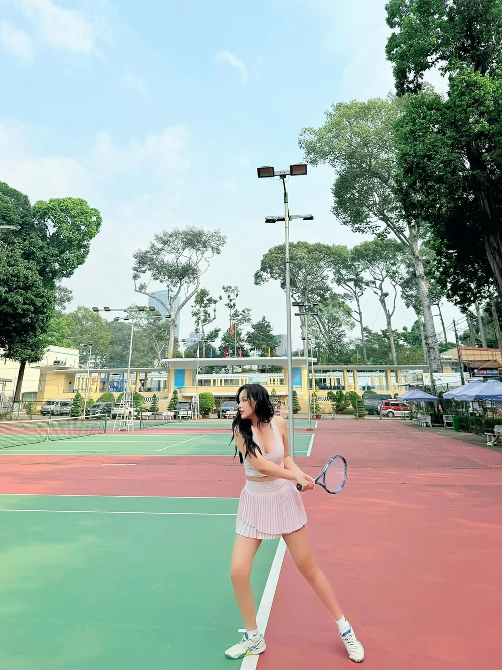 Thay vì theo trào lưu pickleball, cựu Hoa hậu Việt Nam theo đuổi môn 'truyền thống', công khai thần tượng Federer - Ảnh 2.