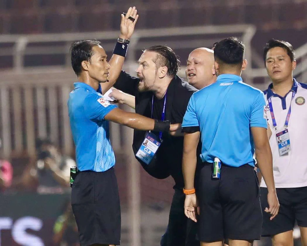 Tin nóng bóng đá Việt hôm nay 22/2: Văn Quyết nói lý do nhường penalty cho ngoại binh; VFF kỷ luật trọng tài bắt trận TP.HCM vs Thanh Hóa - Ảnh 2.