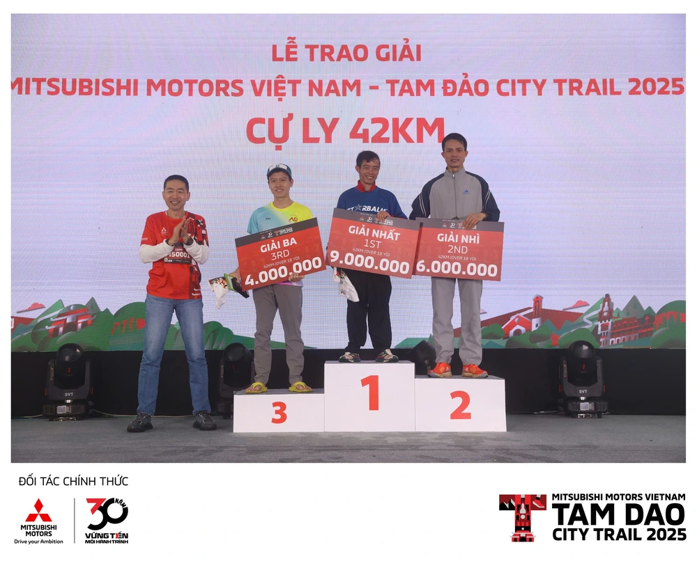 Lê Tân Hi (giữa) vô địch Tam Đảo City trail 2025