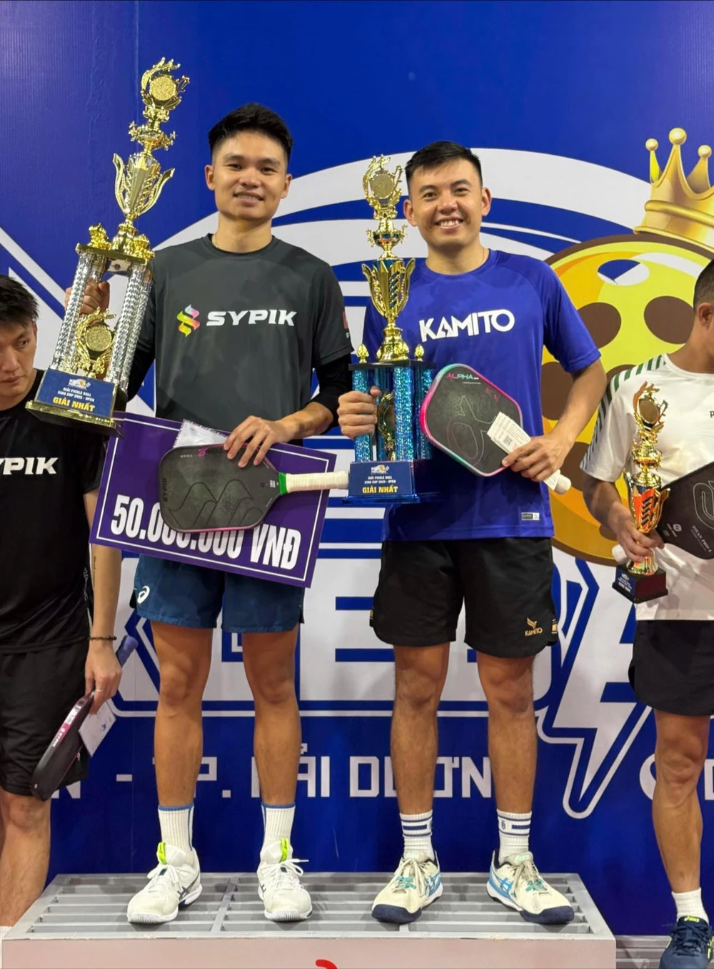 Lý Hoàng Nam gây sốt khắp các diễn đàn với màn chăm sóc vợ xinh trên sân pickleball - Ảnh 3.