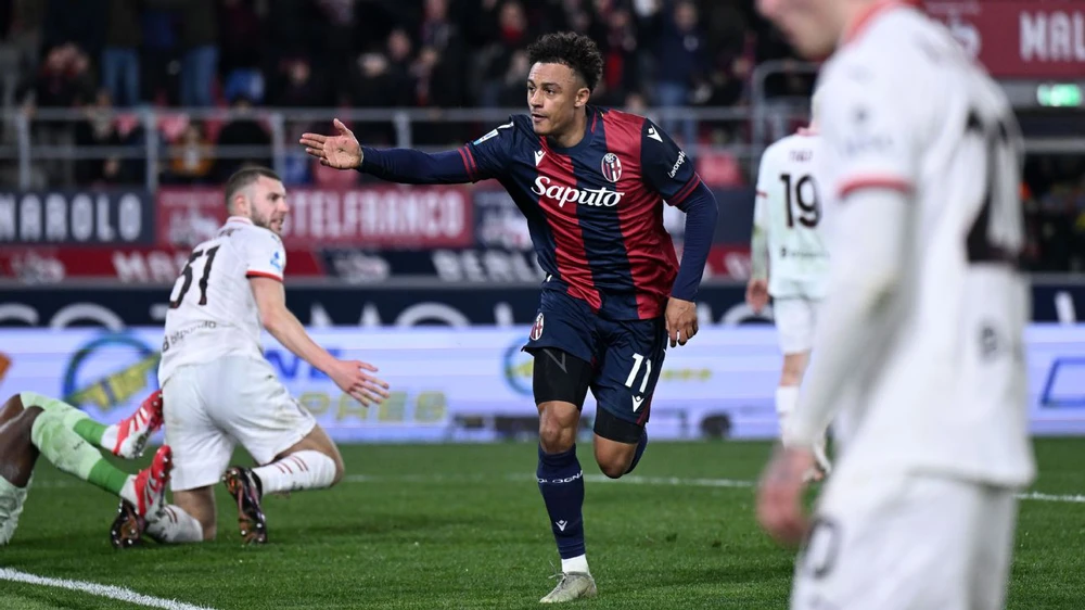 AC Milan thua ngược Bologna, xa rời tấm vé dự Champions League - Ảnh 1.