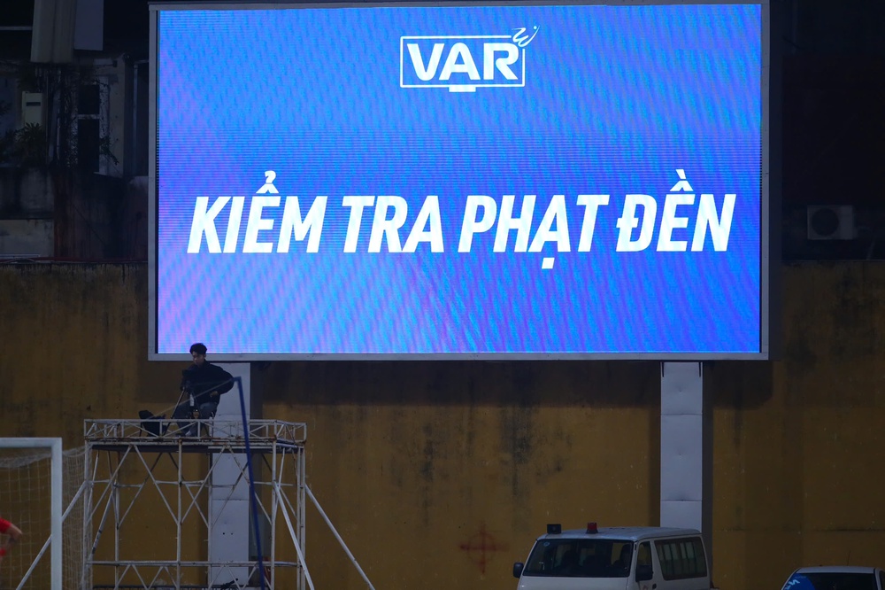 VAR ‘tất tả’ chạy show ở V-League, cuộc đua vô địch nghẹt thở - Ảnh 1.