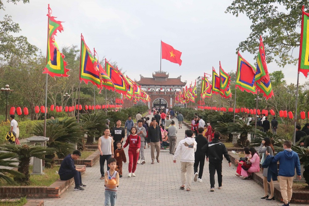 Đầu năm, các điểm du lịch tâm linh tại Thái Bình &quot;hút&quot; khách - Ảnh 3.