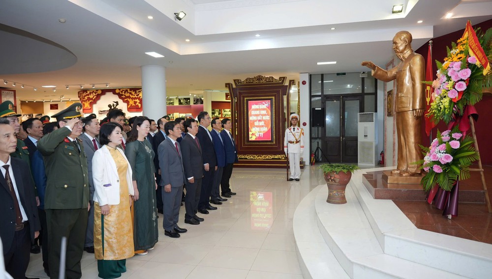 Khai mạc trưng bày chuyên đề &quot;Hồ Chí Minh - Tên Người sáng mãi&quot; - Ảnh 1.