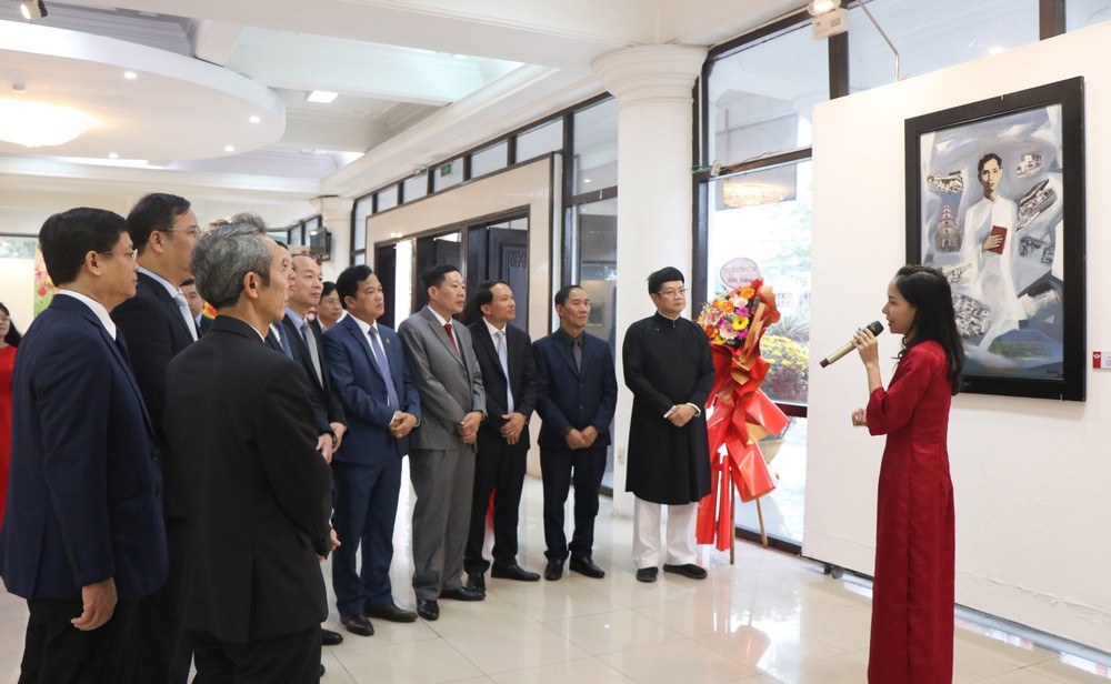 Khai mạc trưng bày chuyên đề &quot;Hồ Chí Minh - Tên Người sáng mãi&quot; - Ảnh 2.