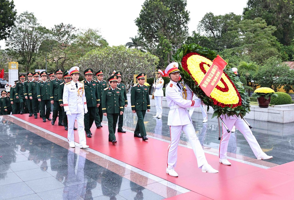 95 năm Ngày thành lập Đảng: Lãnh đạo Đảng, Nhà nước vào Lăng viếng Chủ tịch Hồ Chí Minh - Ảnh 4.