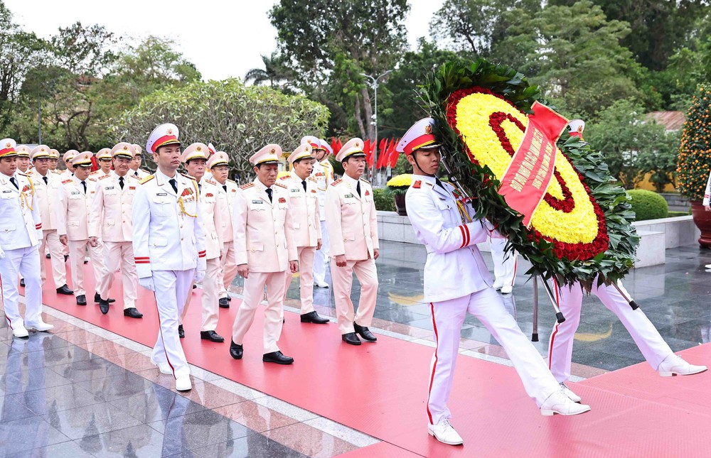 95 năm Ngày thành lập Đảng: Lãnh đạo Đảng, Nhà nước vào Lăng viếng Chủ tịch Hồ Chí Minh - Ảnh 5.