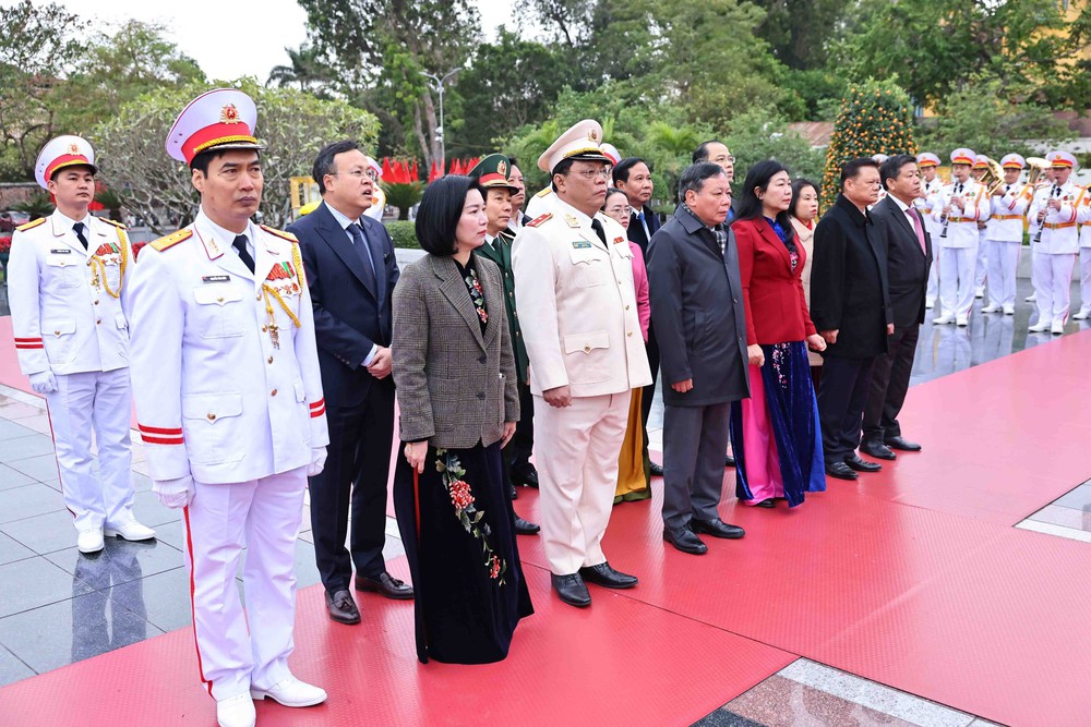 95 năm Ngày thành lập Đảng: Lãnh đạo Đảng, Nhà nước vào Lăng viếng Chủ tịch Hồ Chí Minh - Ảnh 7.