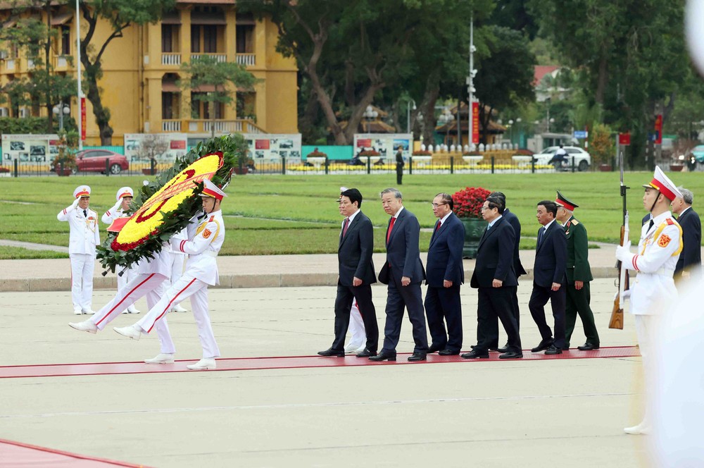 95 năm Ngày thành lập Đảng: Lãnh đạo Đảng, Nhà nước vào Lăng viếng Chủ tịch Hồ Chí Minh - Ảnh 1.