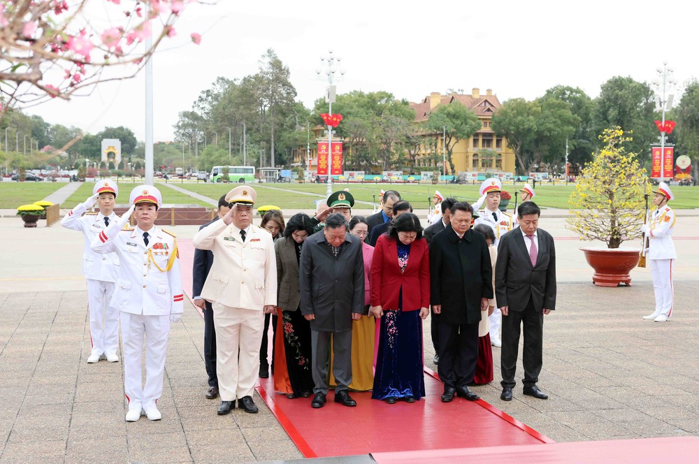 95 năm Ngày thành lập Đảng: Lãnh đạo Đảng, Nhà nước vào Lăng viếng Chủ tịch Hồ Chí Minh - Ảnh 3.