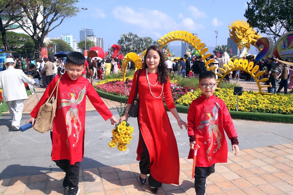 Người dân du Xuân tại các khu, điểm vui chơi công cộng ở Đà Nẵng - Ảnh 4.