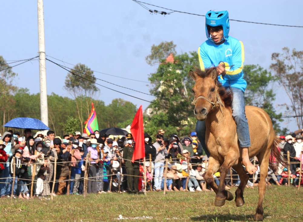 Kỳ thú hội đua ngựa với kỵ sỹ là nông dân - Ảnh 1.