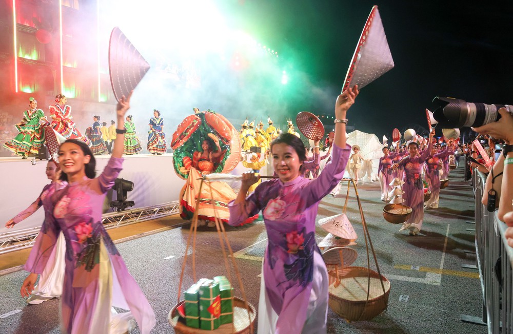 Việt Nam gây ấn tượng sâu sắc tại lễ hội văn hóa Chingay Parade 2025 của Singapore - Ảnh 2.