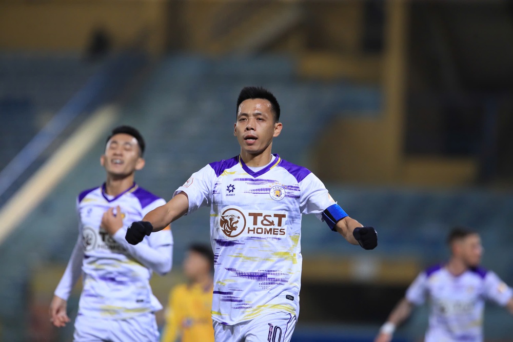 Văn Quyết 'gánh' ngoại binh, Hà Nội FC đại thắng SLNA để lọt vào Top 4 - Ảnh 1.