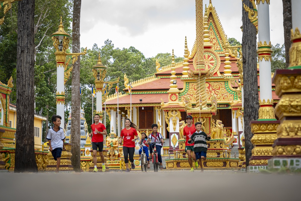 &quot;Bông hồng sa mạc&quot; Thanh Vũ chạy băng đồng, hòa nhịp văn hóa Khmer - Ảnh 2.