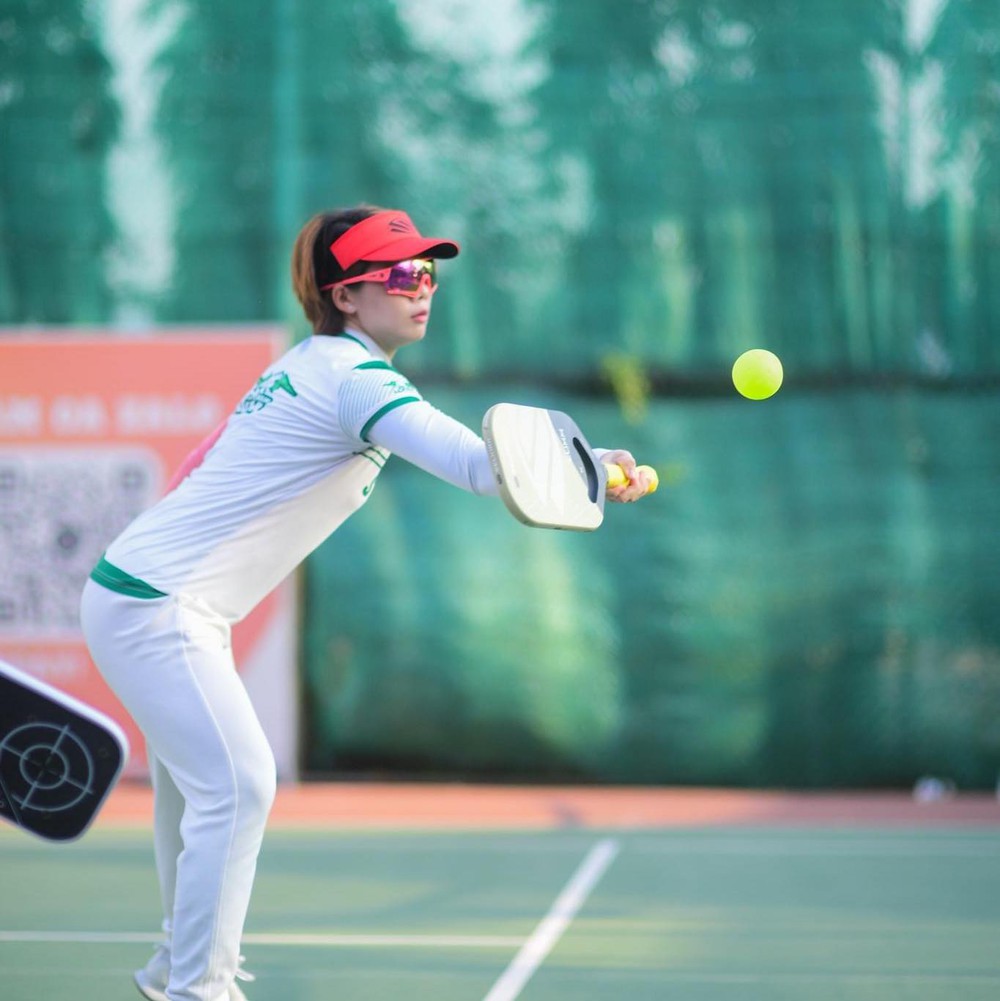 Nữ hoàng cầu lông Việt Nam học đánh pickleball qua mạng, tự khăn gói đi đấu giải quốc tế - Ảnh 4.