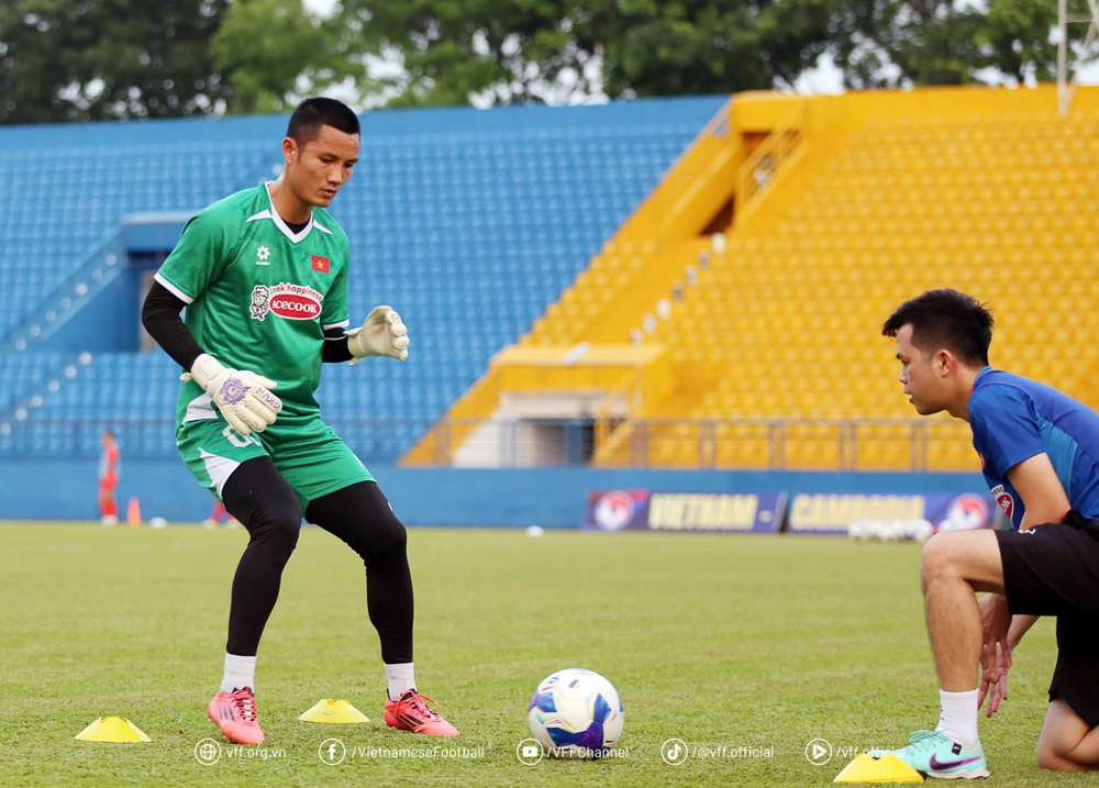 Tin nóng bóng đá Việt hôm nay 17/3: Thủ môn Đình Triệu bình phục chấn thương; Trọng tài V-League bị kỷ luật vượt qua bài kiểm tra thể lực - Ảnh 1.