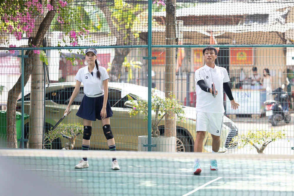 V-League tạm nghỉ, cầu thủ hẹn vợ người mẫu đi chơi pickleball - Ảnh 2.