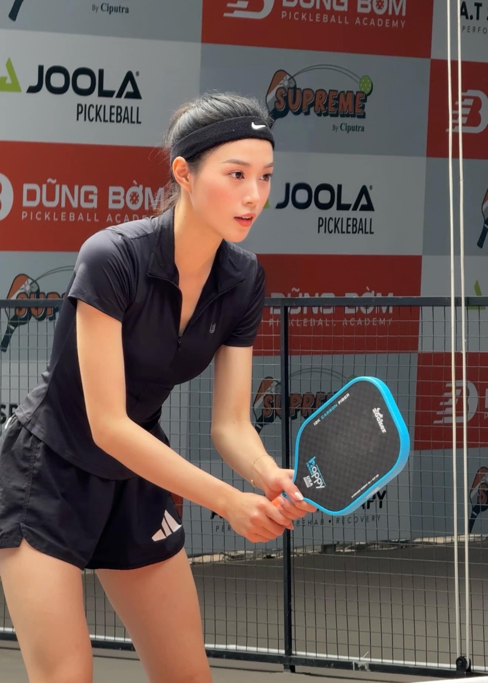 Hoa khôi bóng chuyền lọt Top 10 Hoa hậu hoàn vũ Việt Nam thử sức với pickleball, sắc vóc đầy sức hút - Ảnh 1.