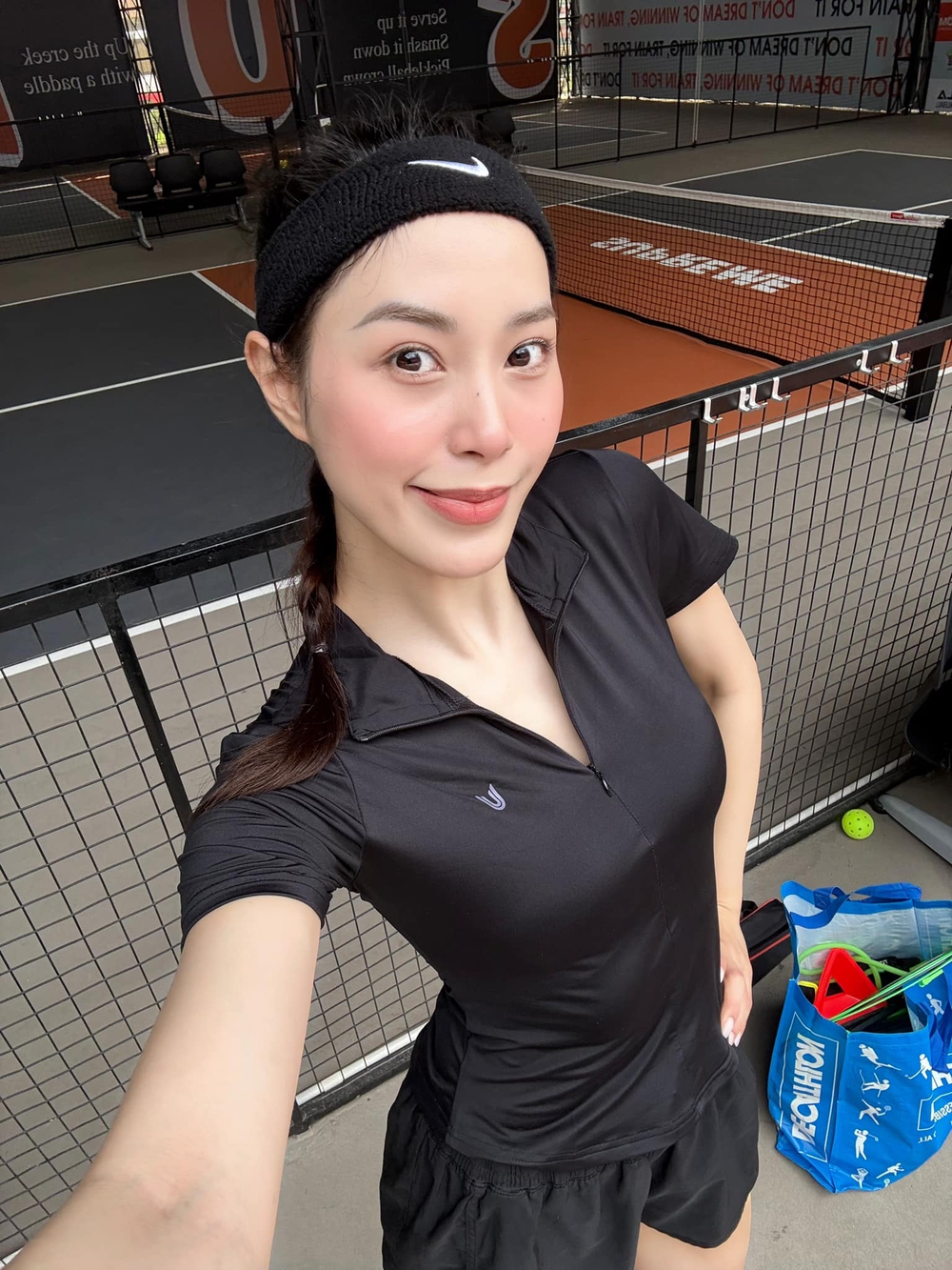 Hoa khôi bóng chuyền lọt Top 10 Hoa hậu hoàn vũ Việt Nam thử sức với pickleball, sắc vóc đầy sức hút - Ảnh 2.